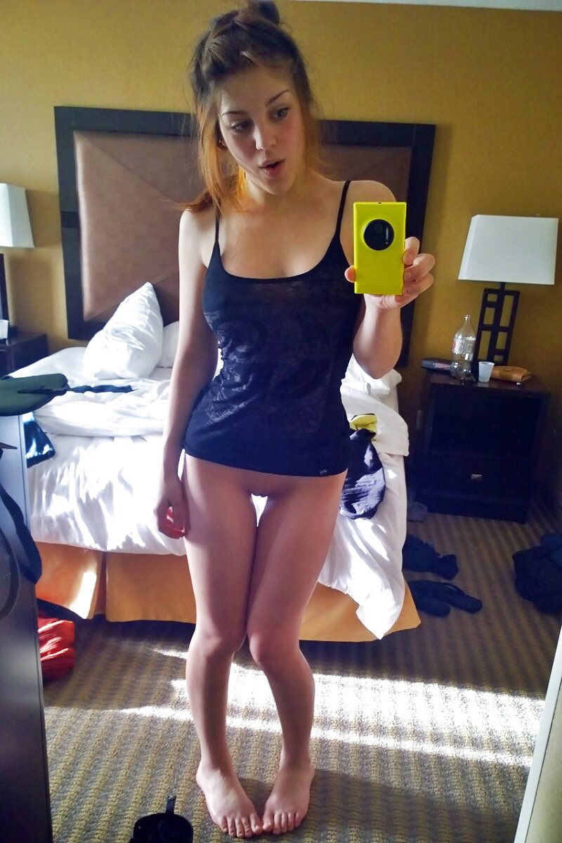 누드 작은 몸 셀카를 공유하는 작은 십대 picture