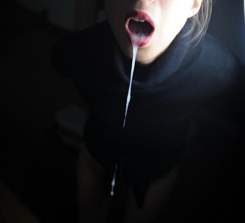 よだれをたらしているティーン picture