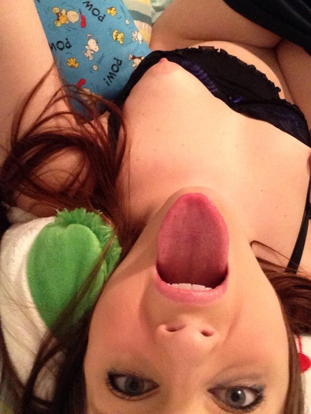 彼女はあなたが彼女の口を精液で満たすのを待っています picture