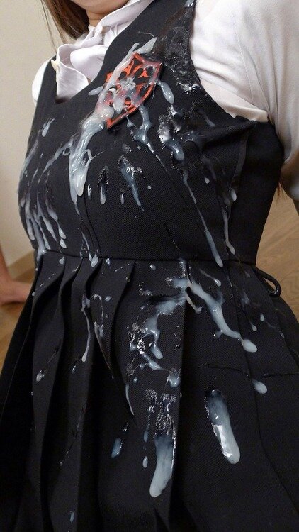 アジアの女子高生の服にザーメン picture