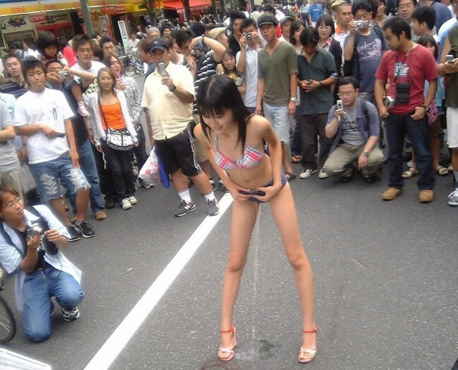 瘦亚洲人在人群面前撒尿 picture