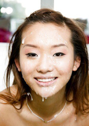 大きなコックに乗る前にbjを与えるセクシーなアジアのポルノスターAlinaLi picture