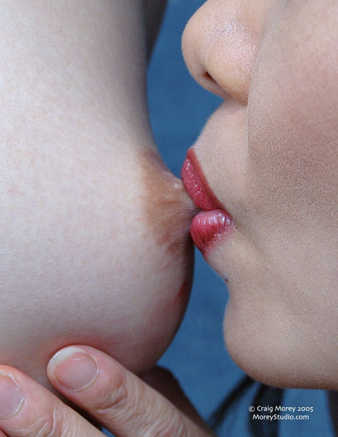 在她的乳头吮吸 picture