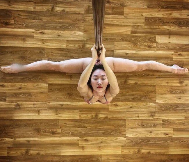 セクシーで柔軟な韓国の成熟した女性（ポールダンサー） picture