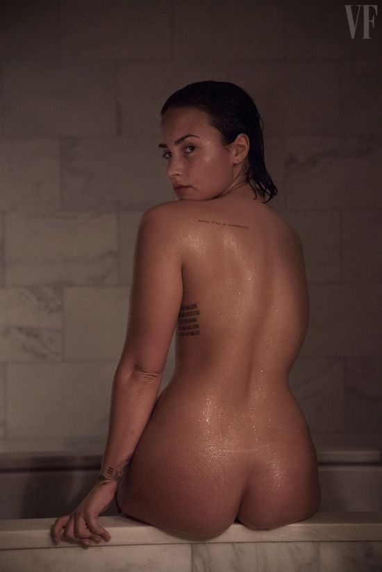 Demi Lovato'nun Sıcak Islak Çıplak Götü! picture