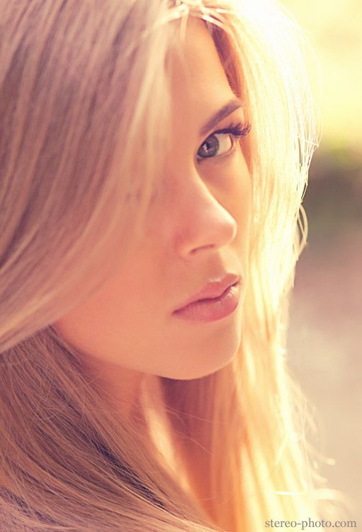 美しい目を持つ熱いブロンド picture