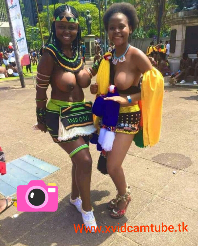 可爱的美女显示胸部 picture