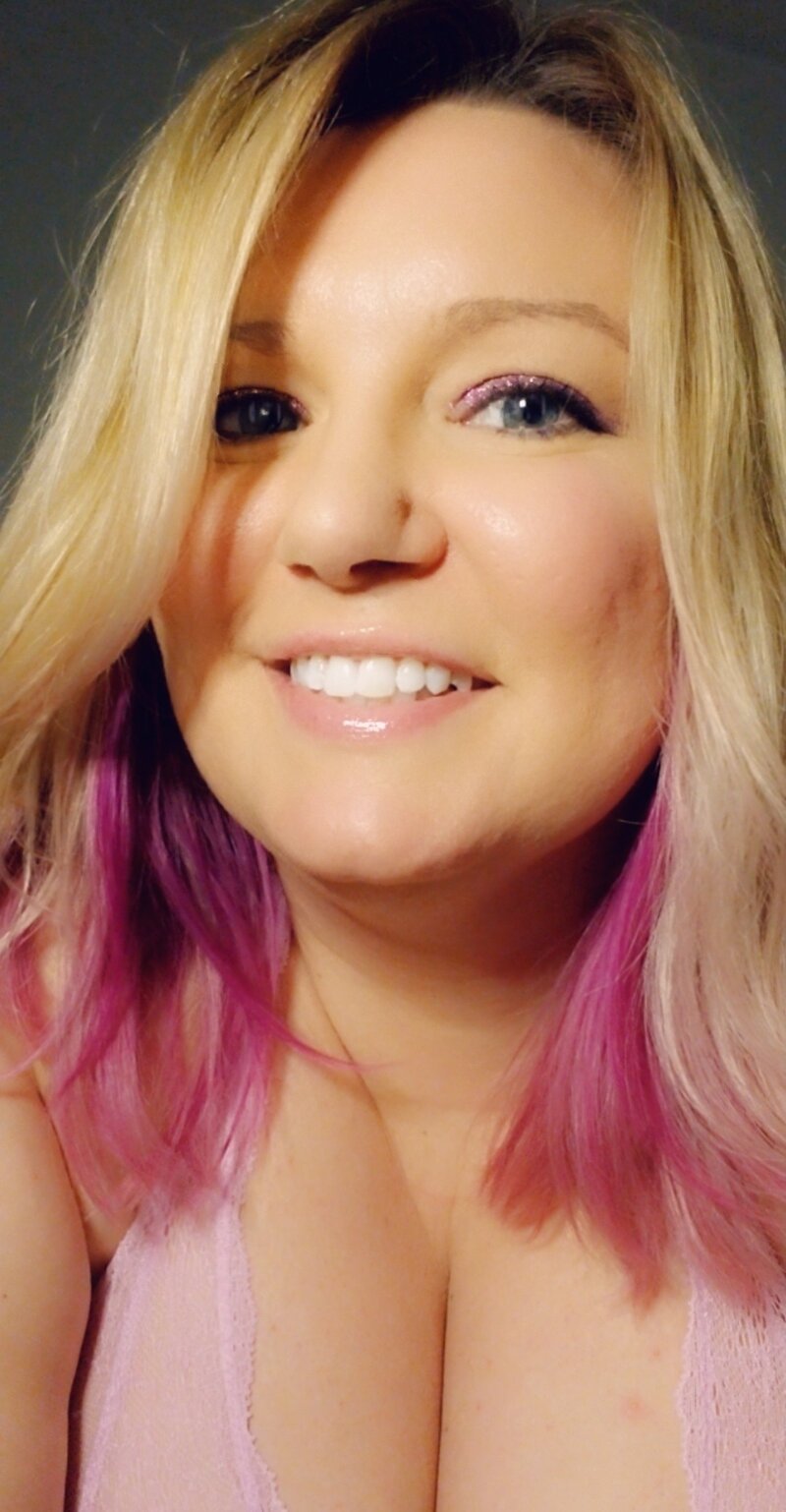 あなたの金髪のフェムドムガールフレンド picture