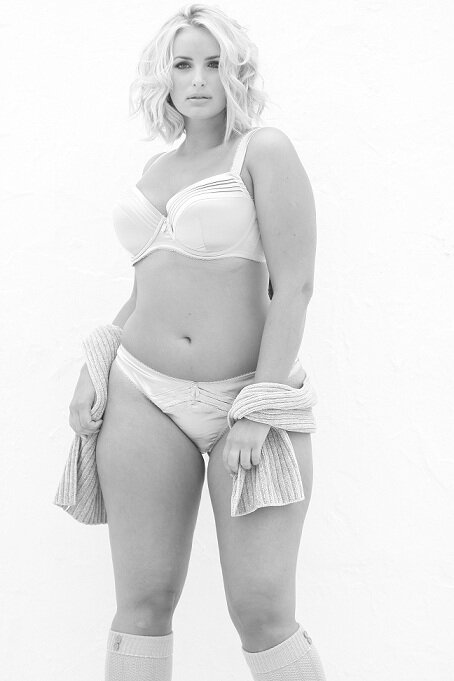 ゴージャスな金髪の大きな女の子をフィーチャーした素晴らしい自家製の写真 picture