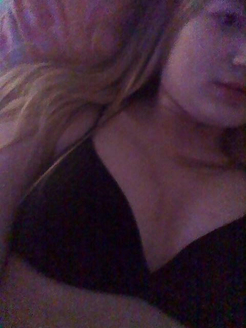 뜨거운 금발의 큰 가슴 non nude picture