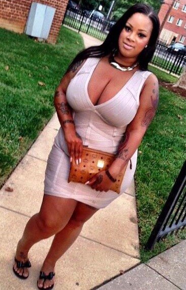 私は彼女の乳首が逃げようとしているのが大好きです picture