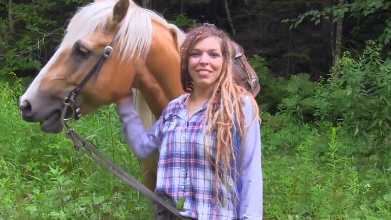 La rastafari française est fière de son cheval et de ses tatouages picture