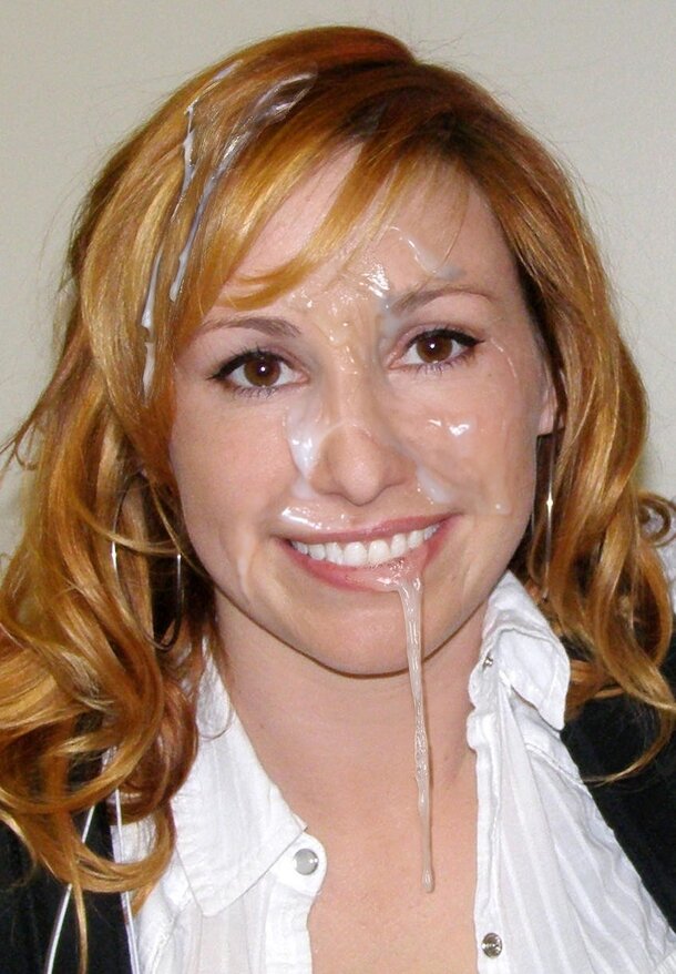 카리 바이런은 facialed 될 행복 picture