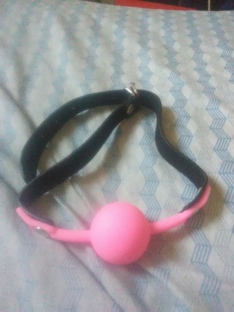 Üzerinde bir kadın adı bulunan pembe bir basketbol topu. picture