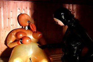 ラテックススレーブが完全に閉じ込められる picture
