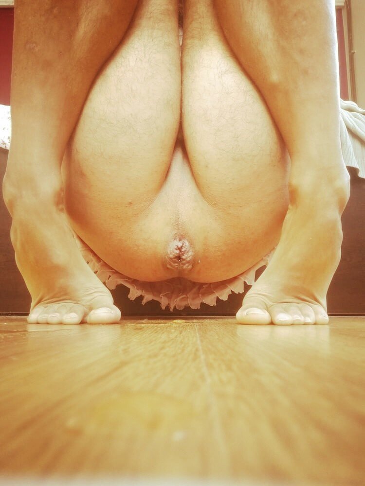 開花穴のある滑らかなお尻。 picture